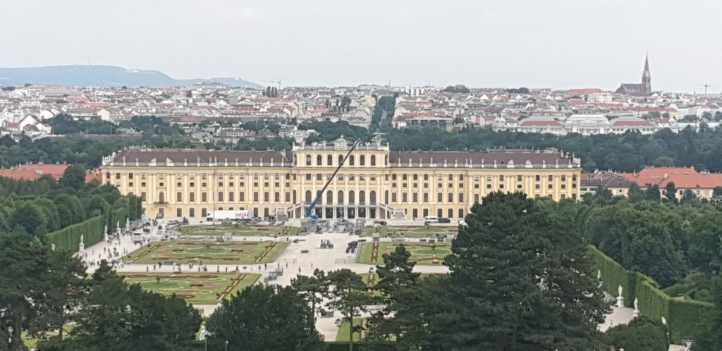 Esta es la vista del PAlacio Schönbrunn desde la Glorieta del jardin