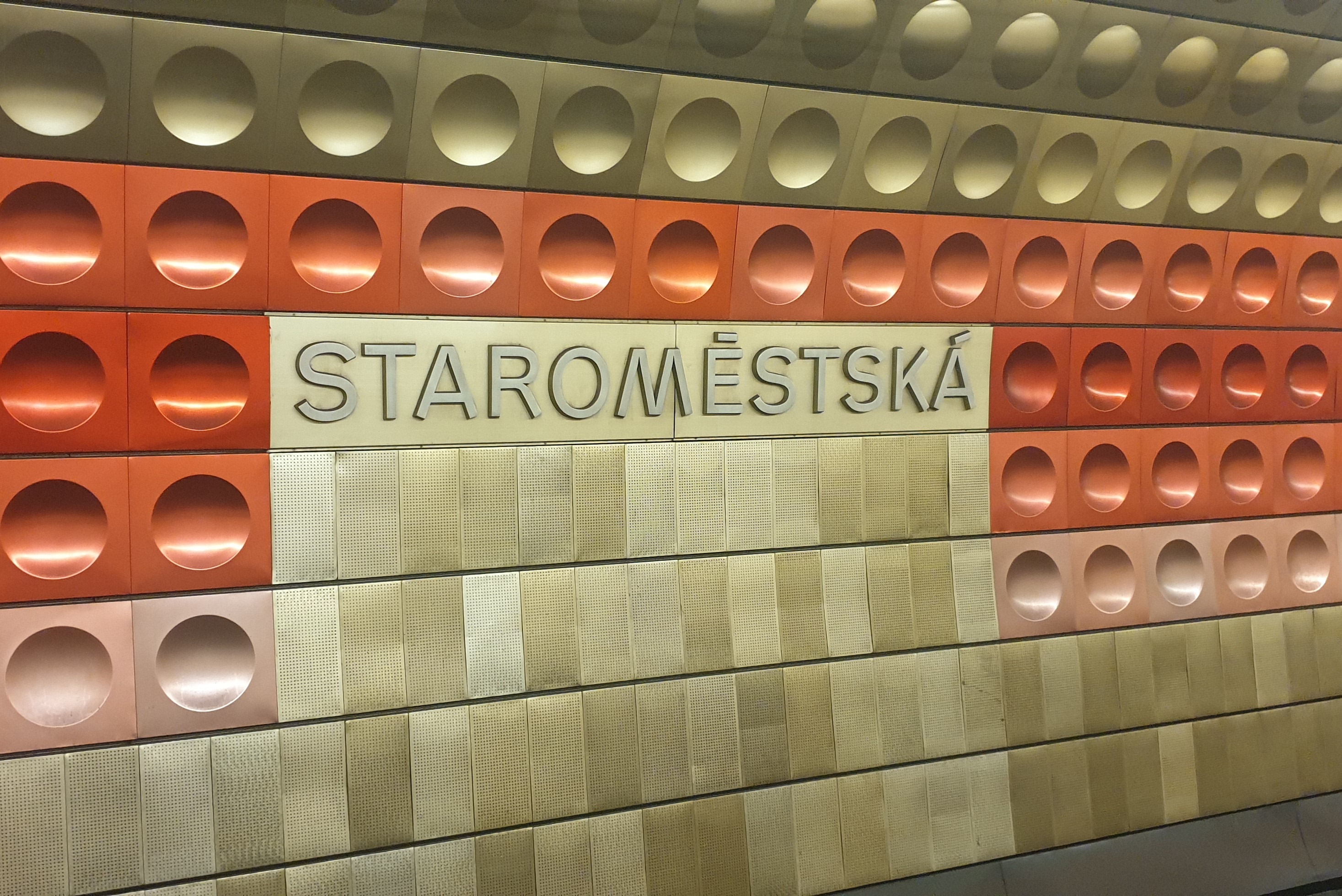 Esta es la imagen de una estacion de metro en Praga