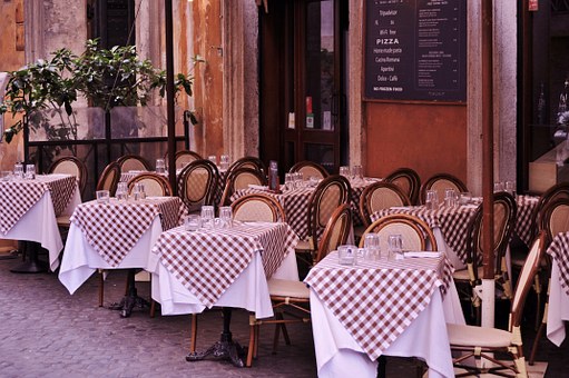 aquí vemos las mesas preparadas en un Bistró de París, listas para los cliente que llegan a comer