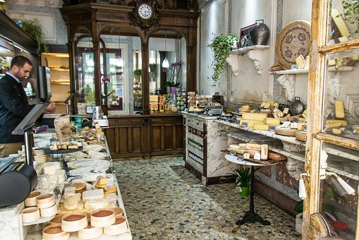 Aquí vemos una tienda típica de quesos en París