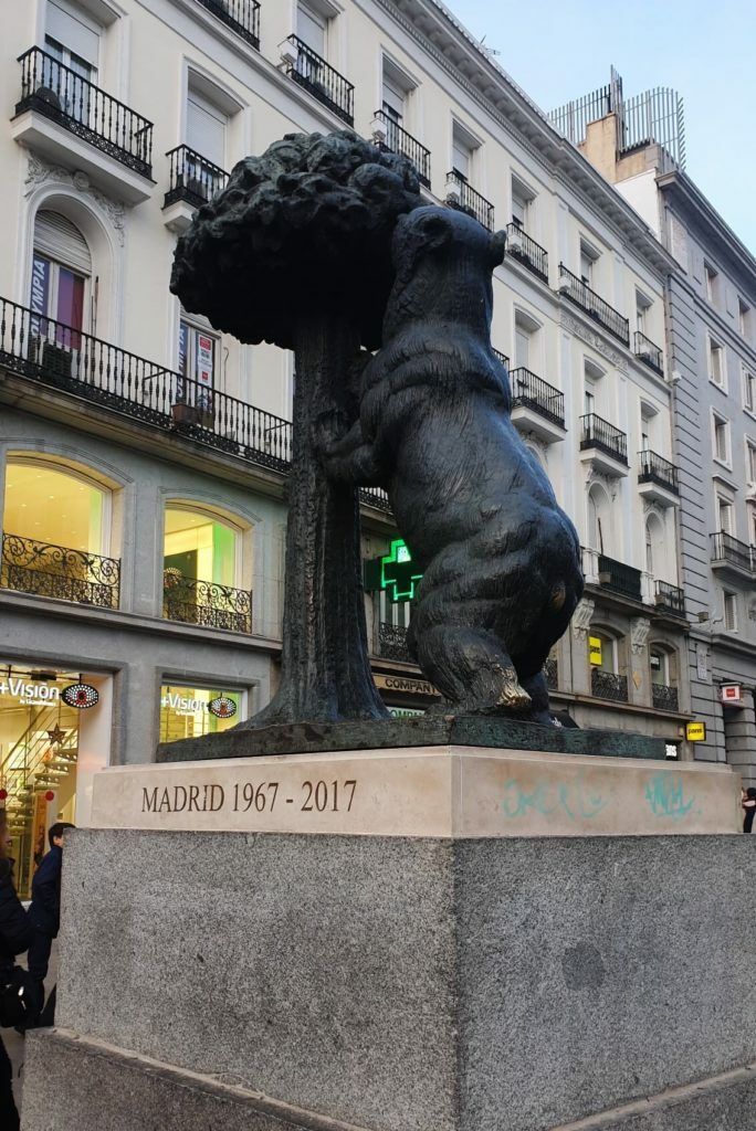En la imagen se ve el oso y el madroño, símbolo de la ciudad de Madrid